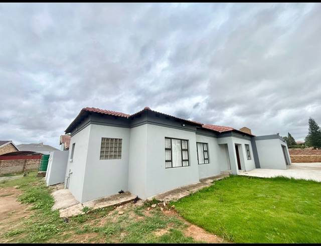 5 BEDROOM HOUSE FOR SALE IN FLORA PARK